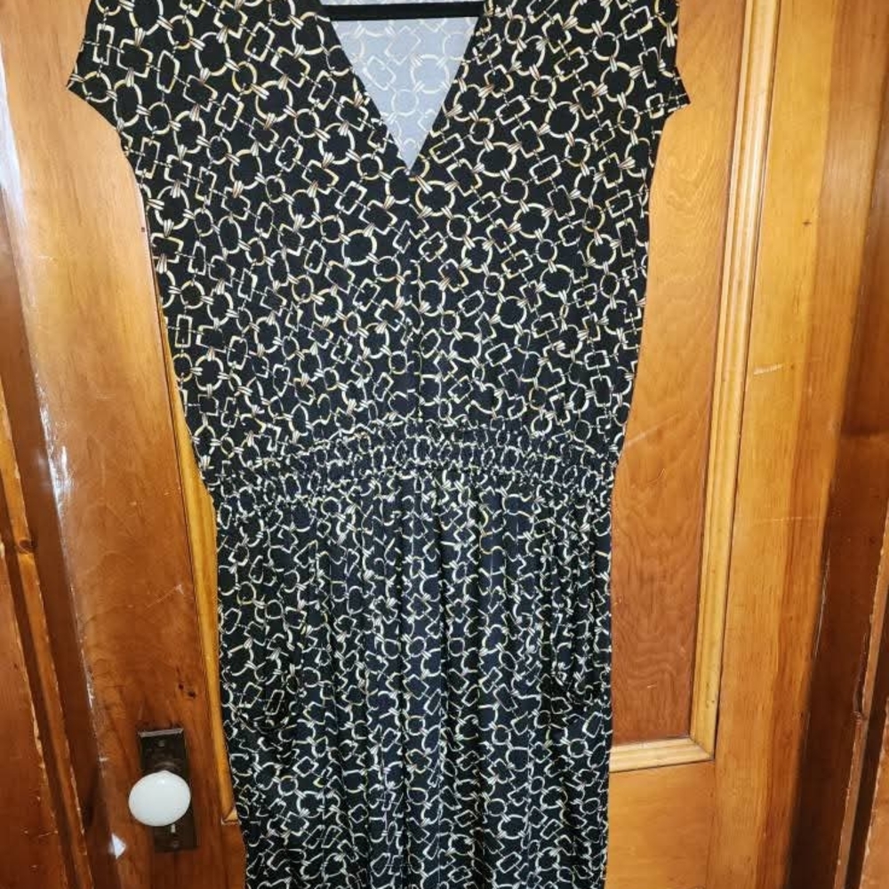 Stella & Julie Elegant Black and Gold Patterned Dress